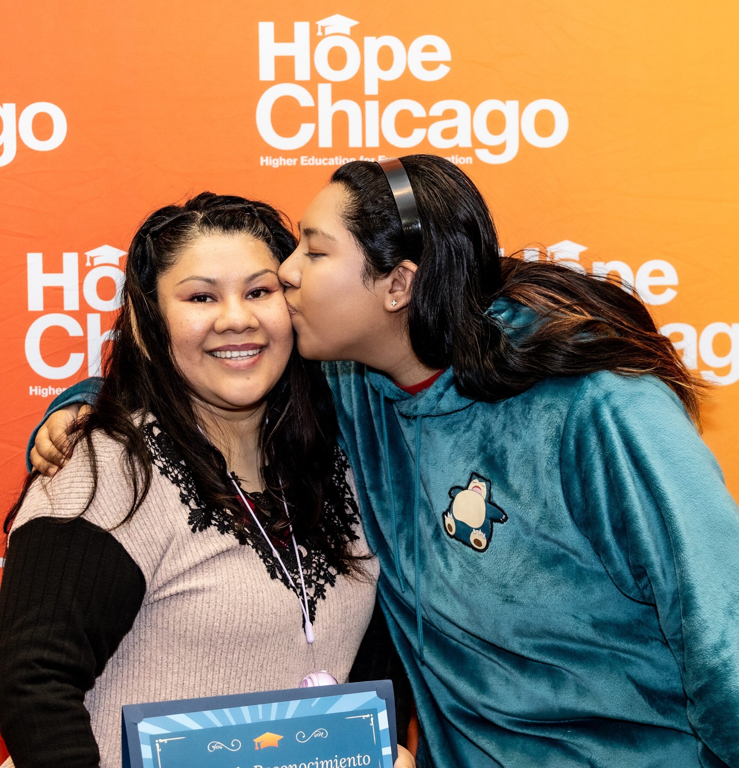 Hope Chicago and City Colleges Celebrate Over 150 Hope Parent Scholars at “Holiday Hope Day”